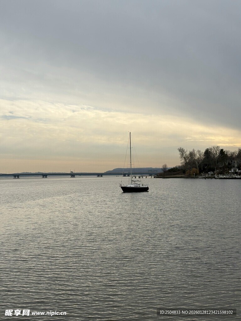 海上孤舟 静谧黄昏景色