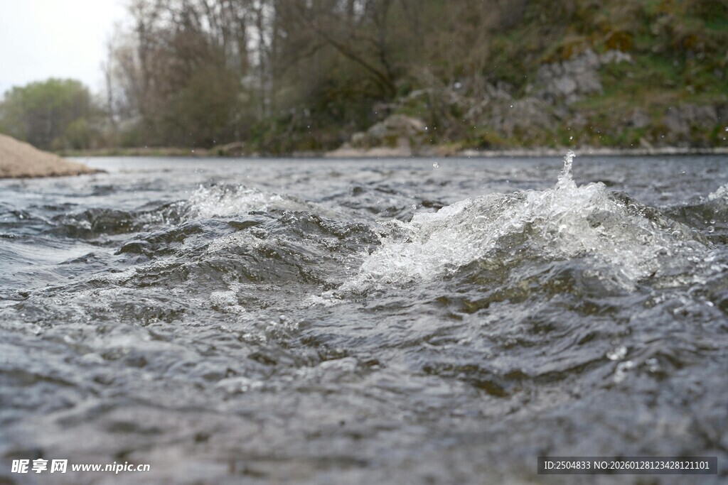 湍急溪流中的白色水花