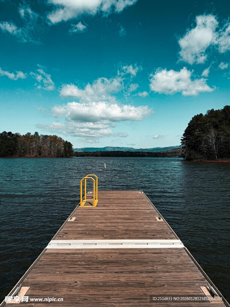 宁静湖畔的木质码头