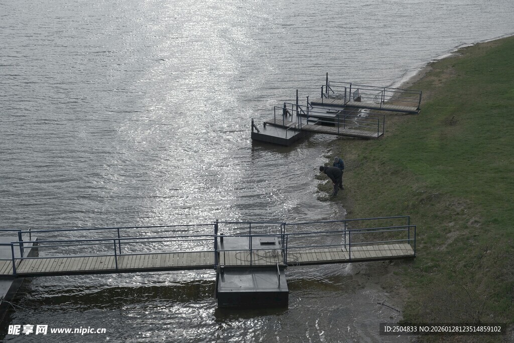 湖边木质码头延伸至水面
