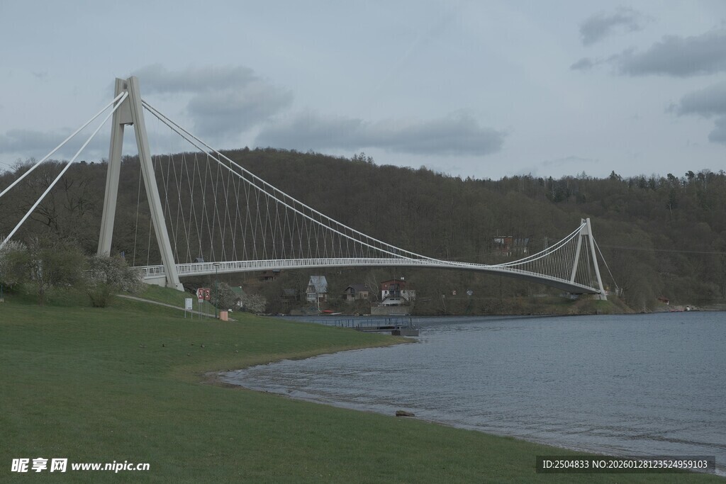 河畔壮观悬索桥风景