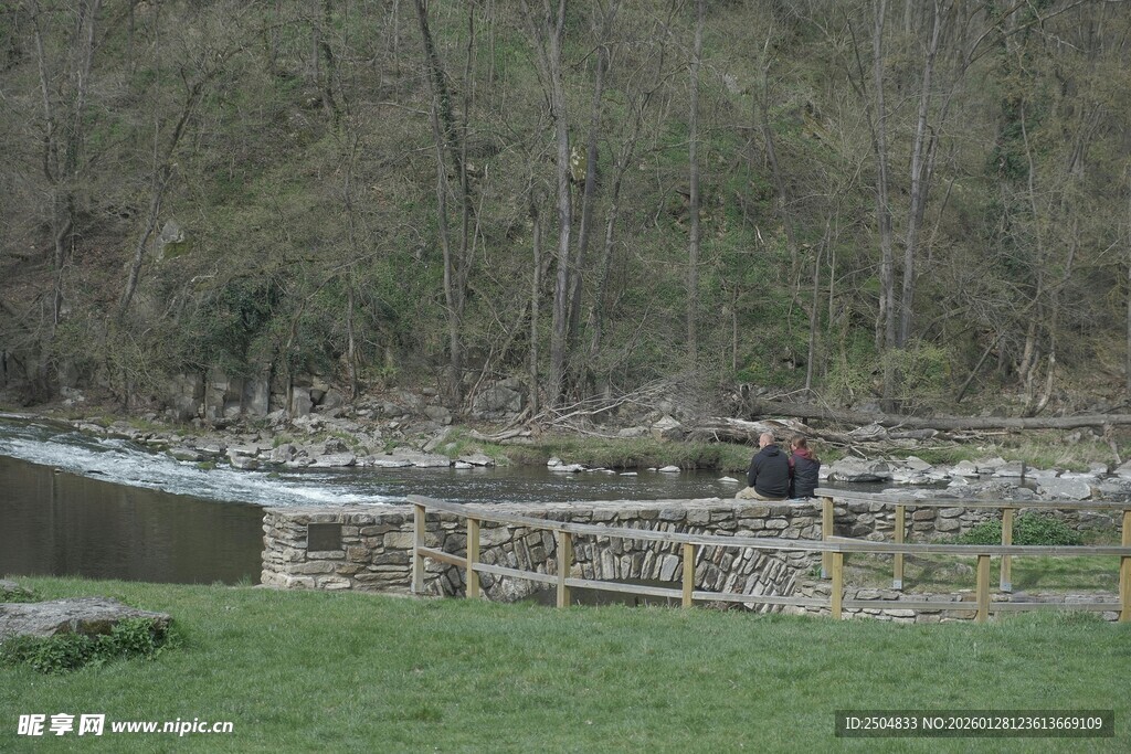 乡村河畔的宁静景致