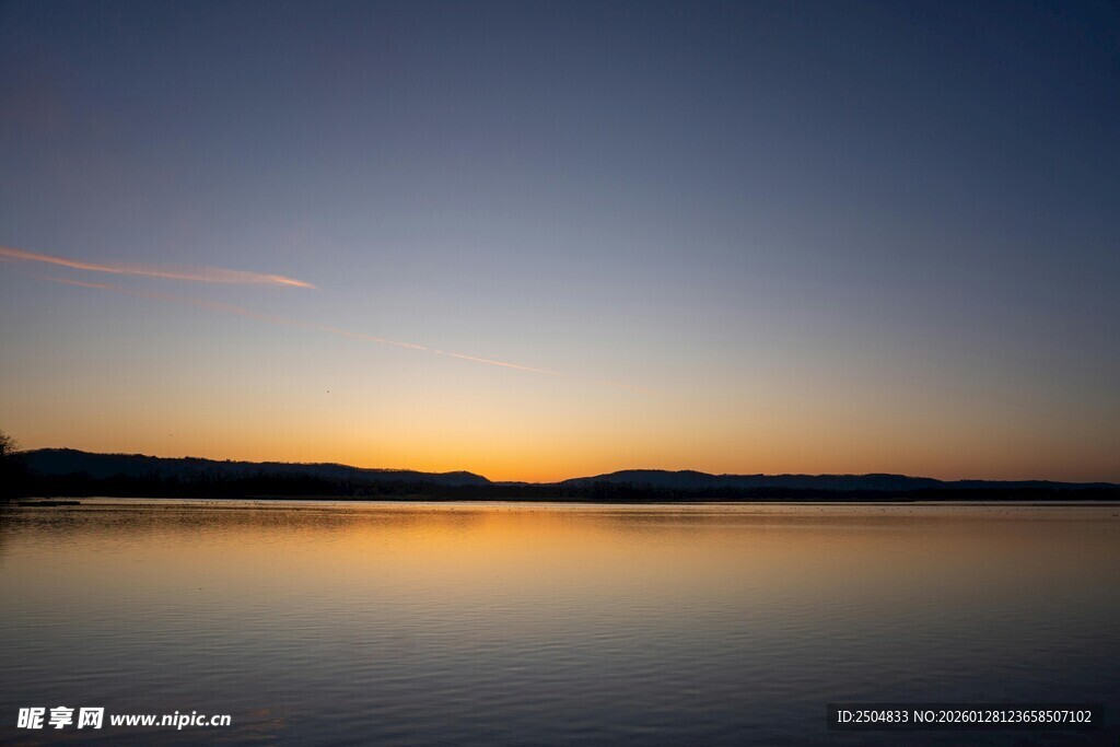 湖畔绝美日落倒影景观