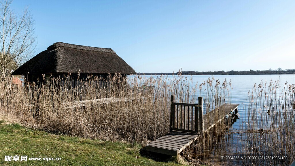 湖畔木屋 宁静水边景致