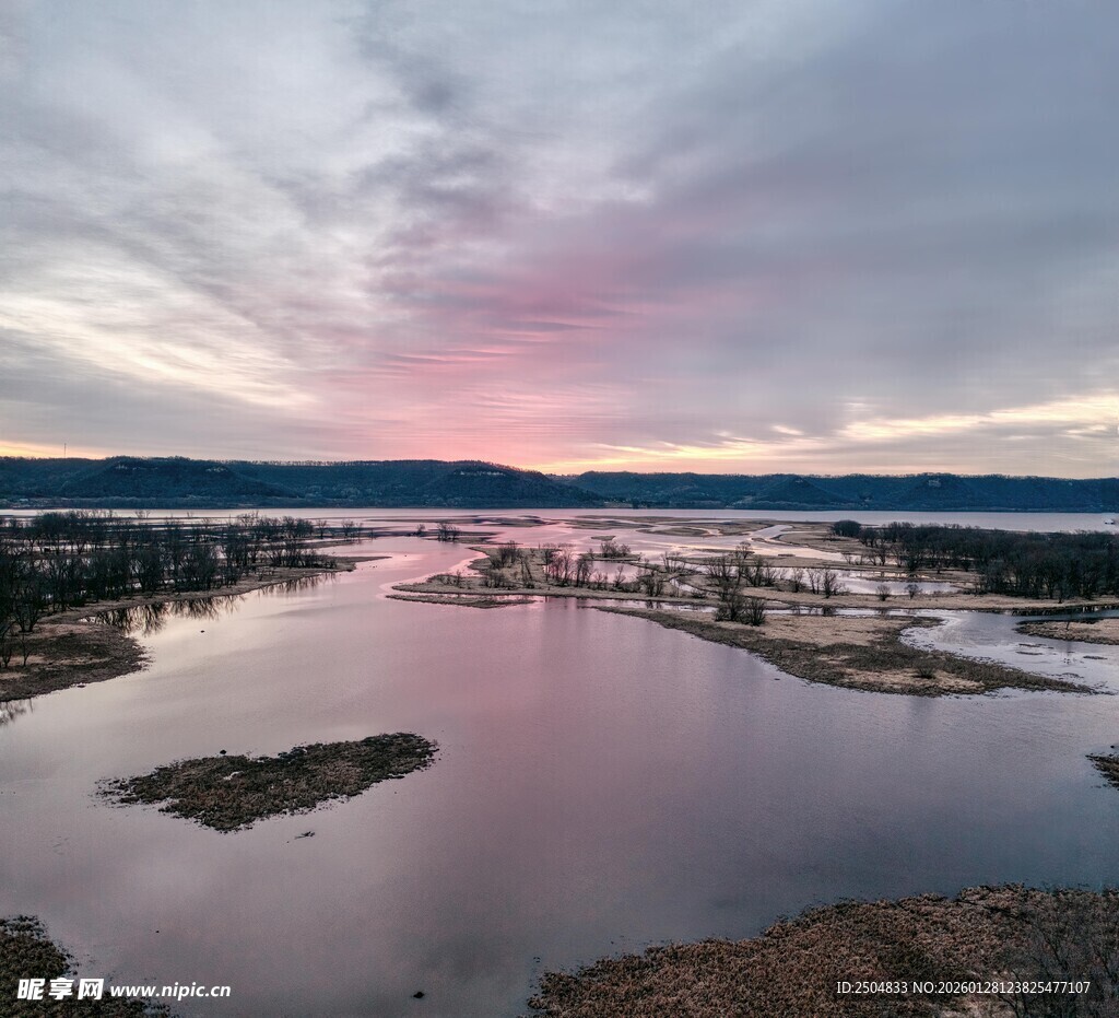 黄昏下宁静的水域风光
