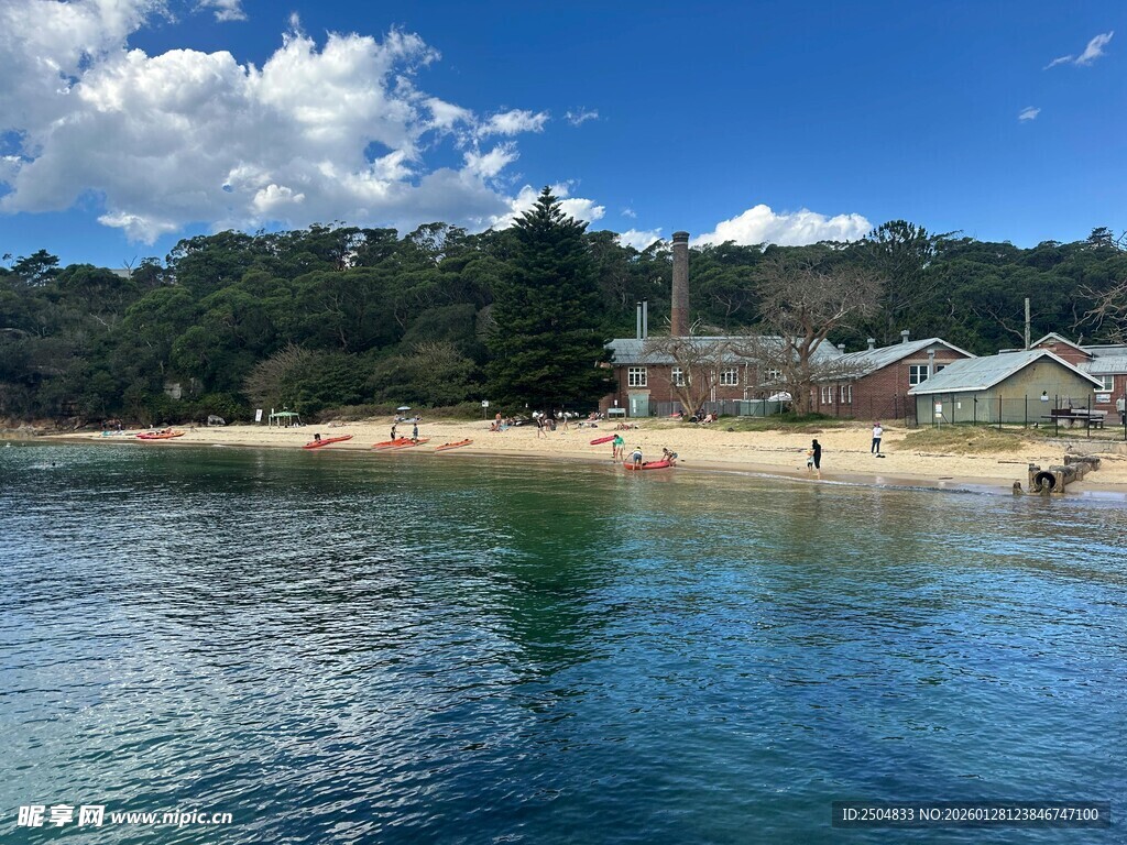 海滨美景 沙滩与青山相映
