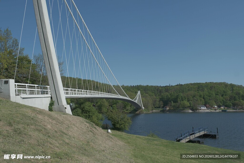 河畔桥梁与周边景致