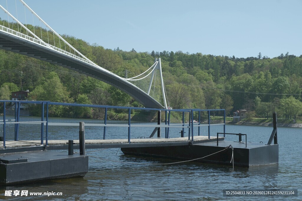 湖畔桥梁与码头景致