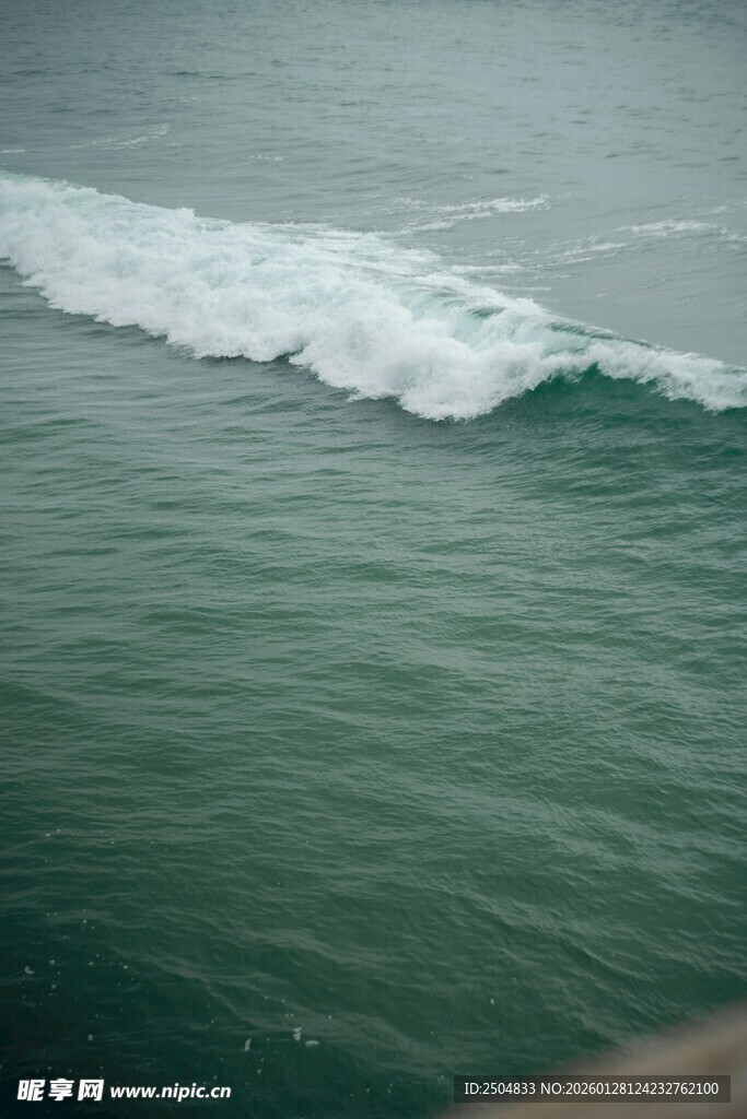 海上翻涌的白色浪花