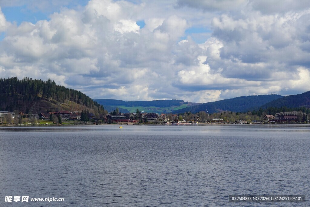 宁静湖景与远山