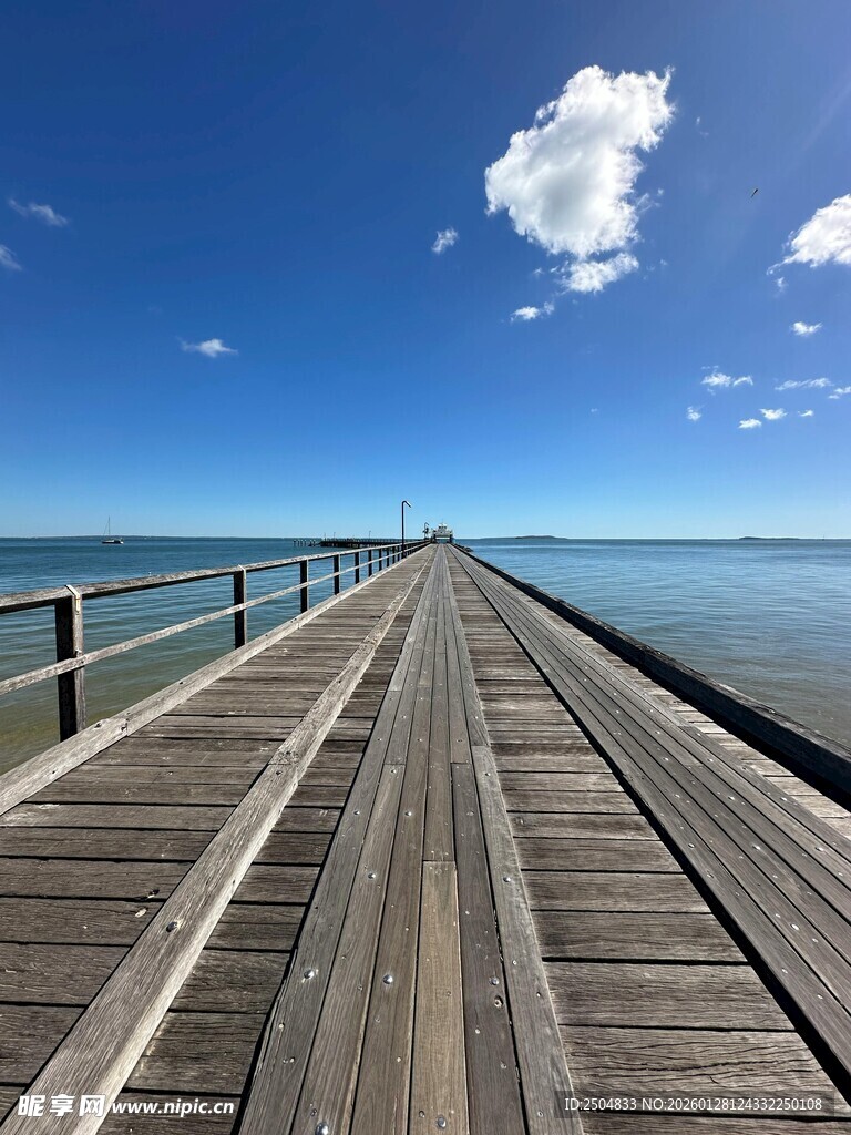 海边长木栈桥 蓝天美景