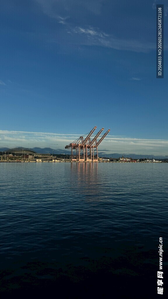 海上红桥映蓝天