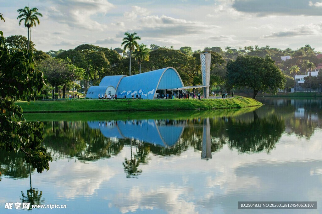 湖畔蓝顶建筑的美丽倒影