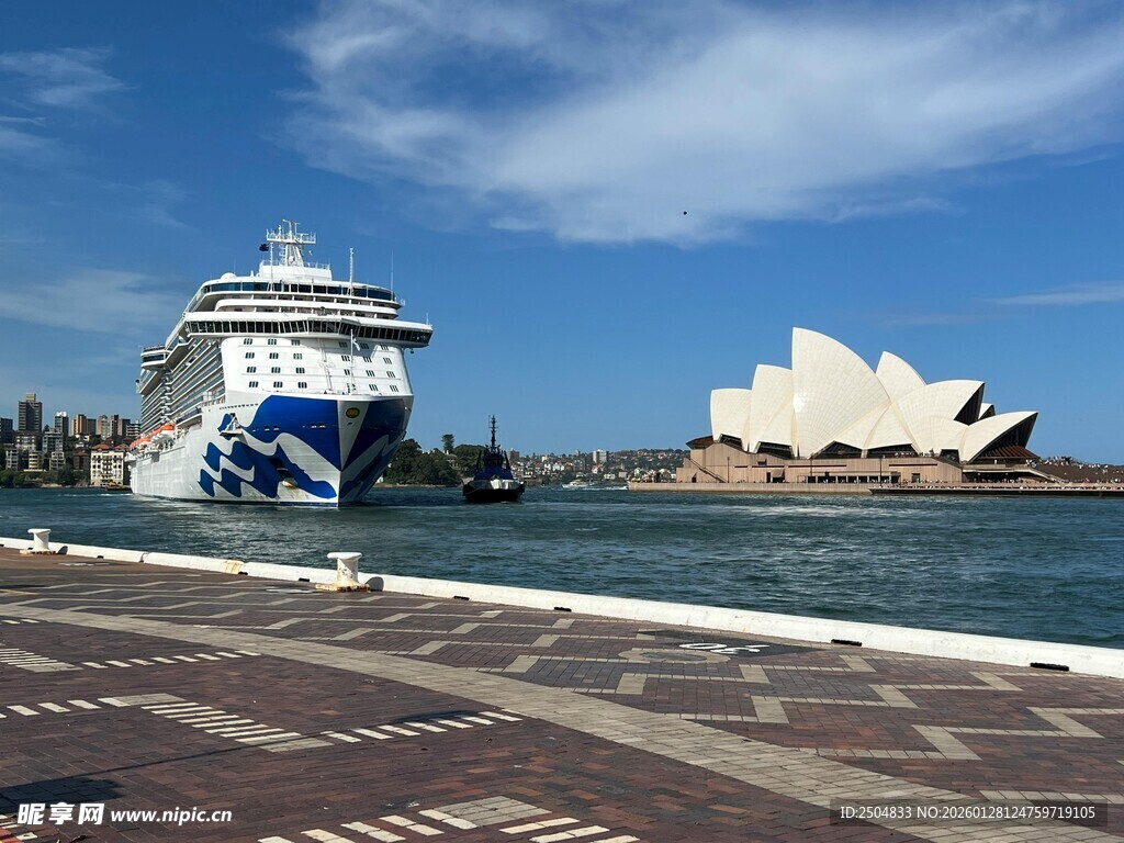 悉尼港边的 轮与歌剧院