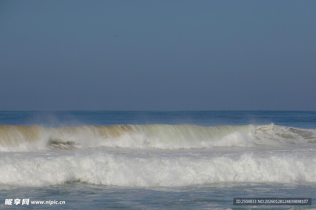 海浪翻涌的蓝色海洋