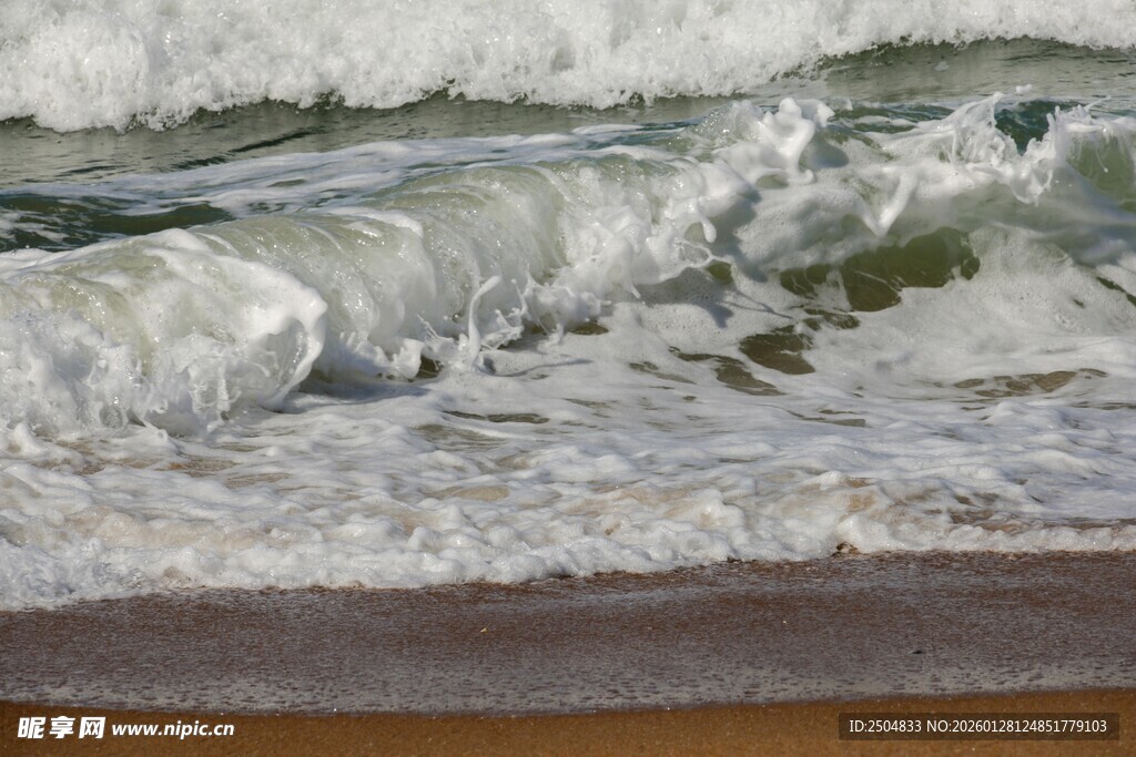 海浪拍打沙滩的美丽瞬间