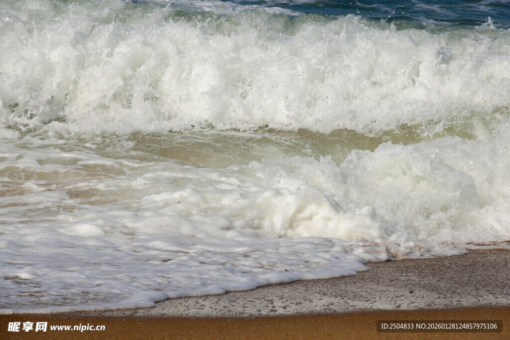 海浪拍打沙滩的美丽瞬间