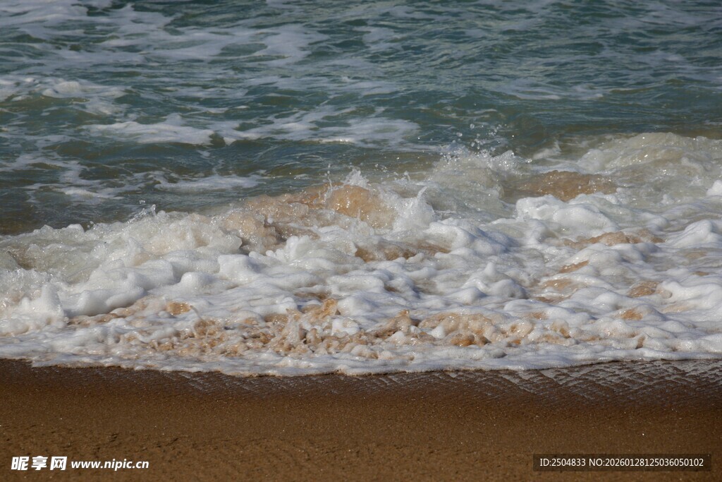 海浪拍打沙滩的美丽瞬间