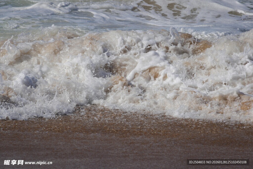 海浪拍打沙滩的瞬间