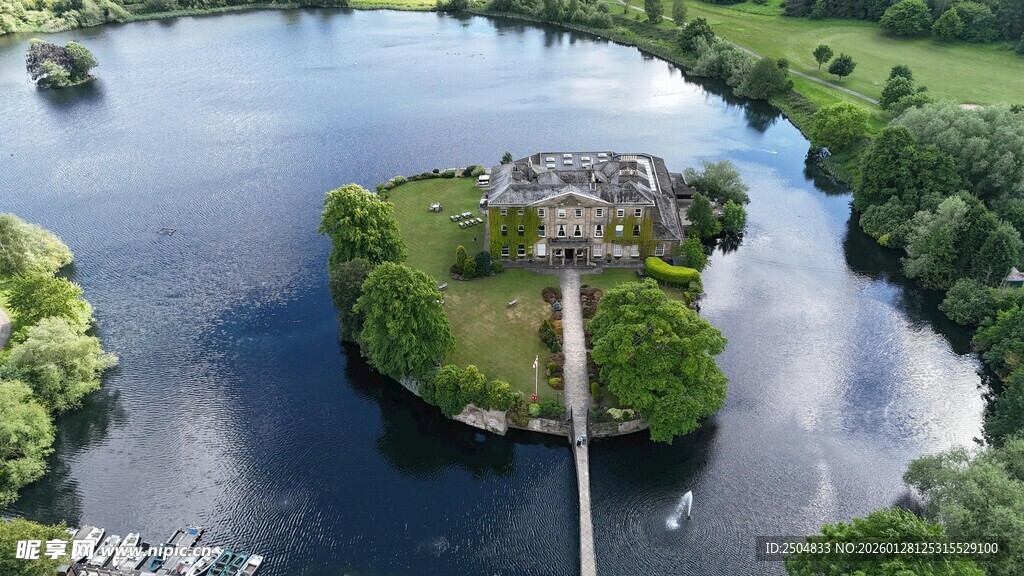 空中俯瞰湖心独特景观