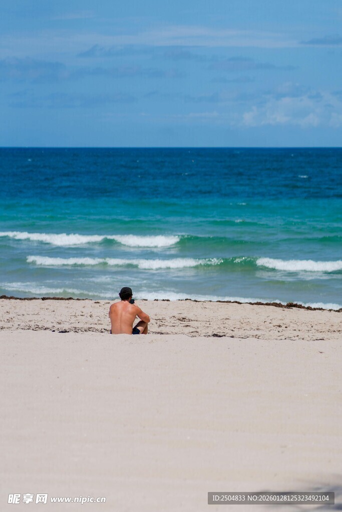 海滩上独坐的人