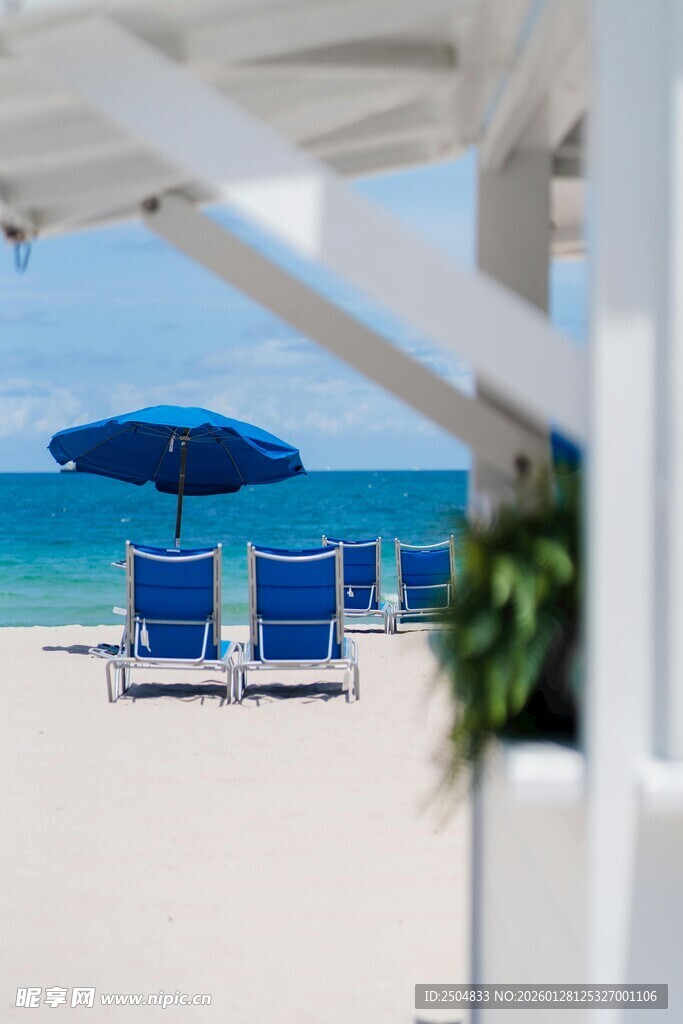 海滨沙滩休闲躺椅遮阳伞