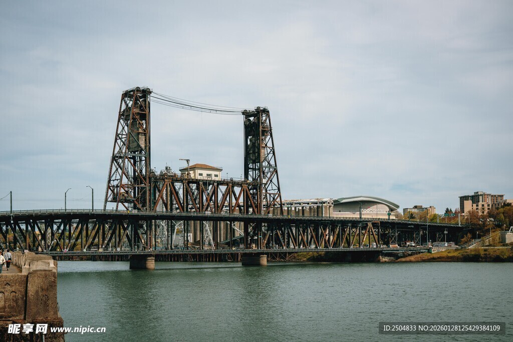 波特兰钢铁大桥横跨水面