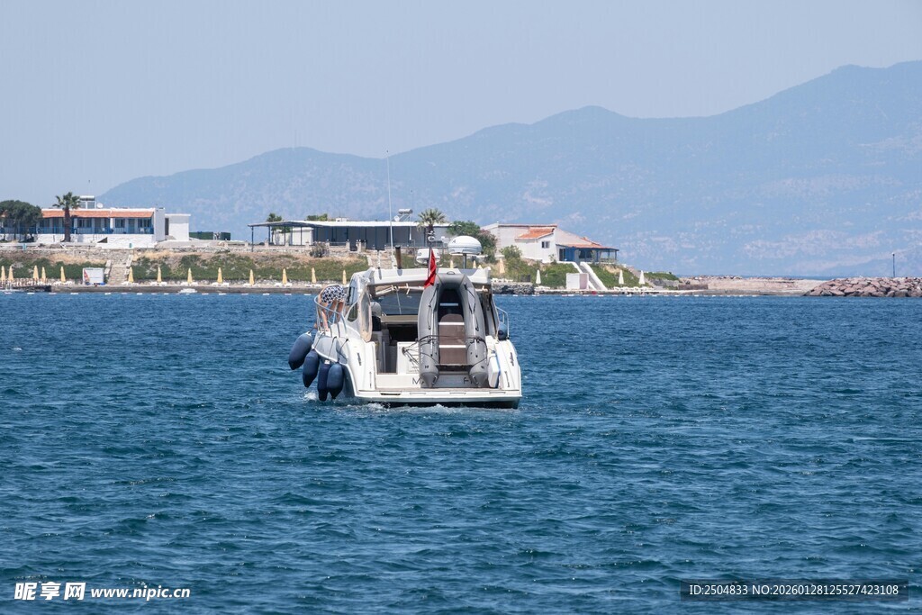海上行驶的白色小船