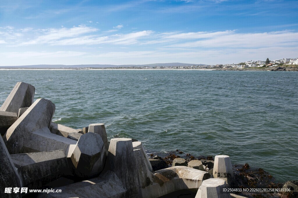 海边形态各异的礁石景观