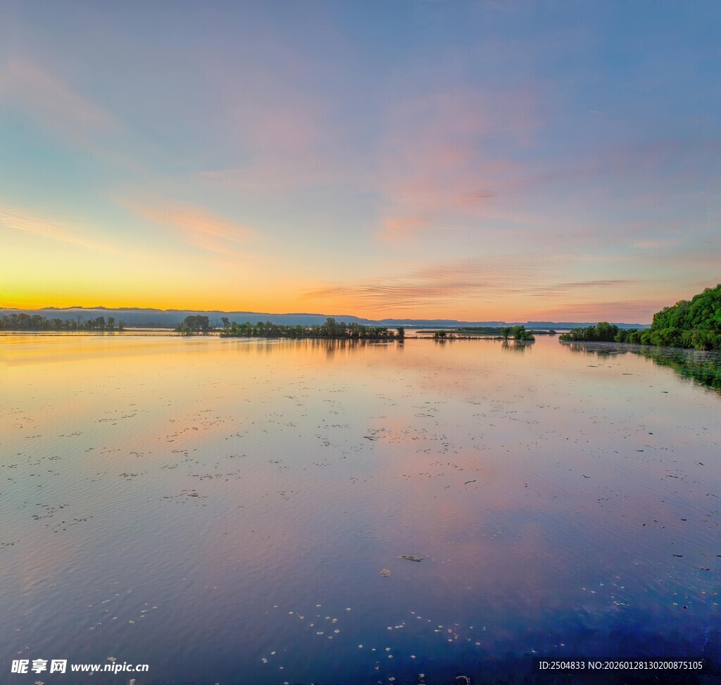 湖畔绚丽晚霞倒映水面