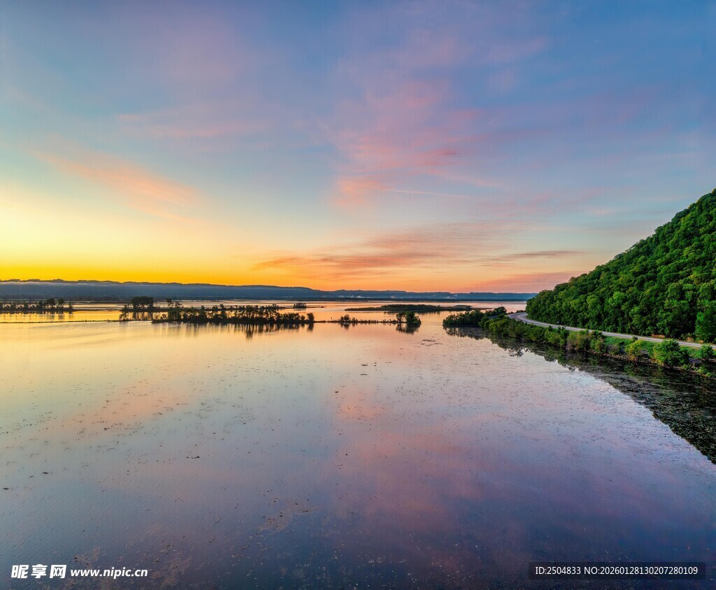 湖畔绝美日落倒影景观