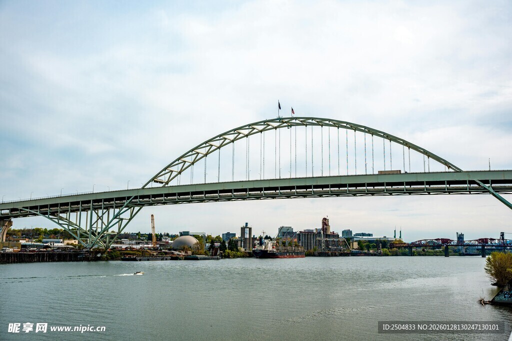 城市河畔拱形大桥景观