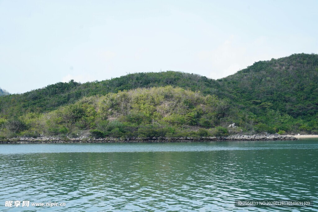 湖畔青山绿水风光美