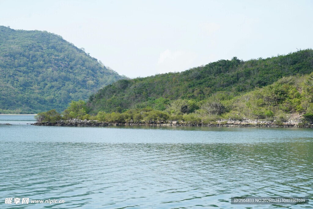青山环绕的宁静湖水