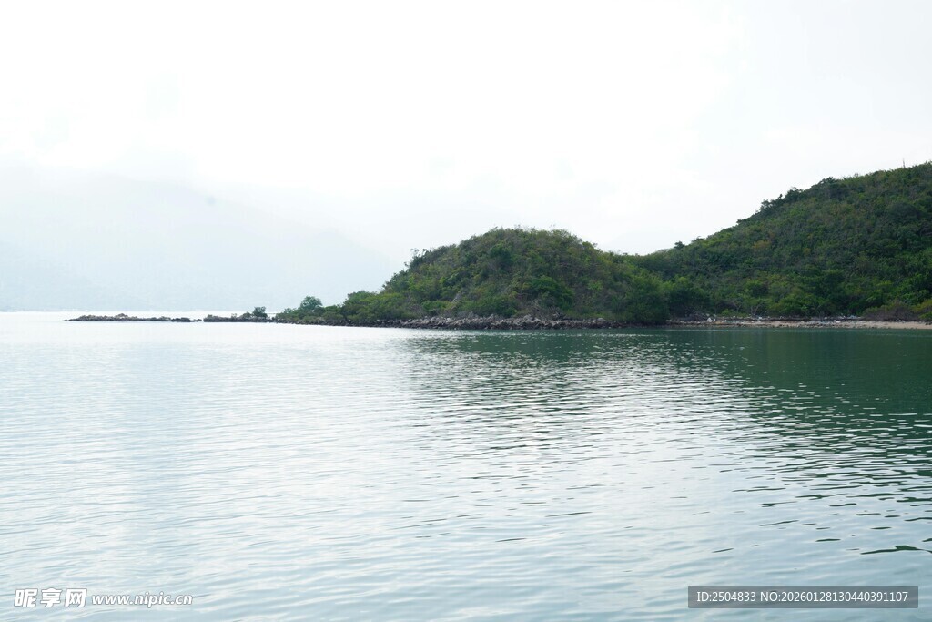 宁静湖畔的青山美景