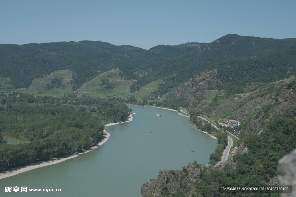 蜿蜒河流穿于青山之间