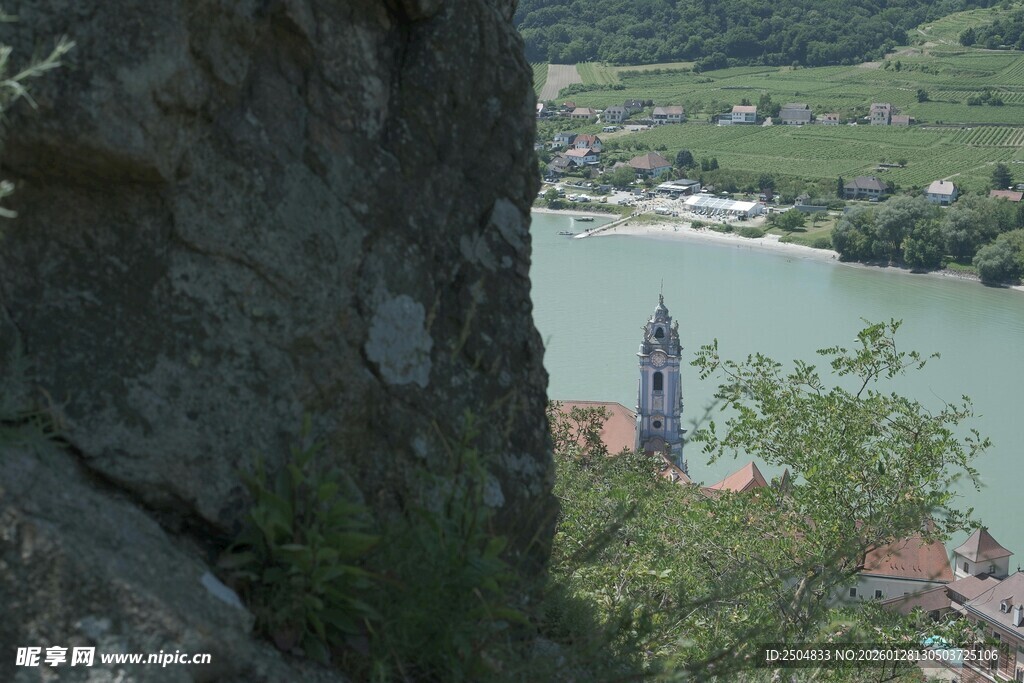悬崖边俯瞰美丽城镇景色