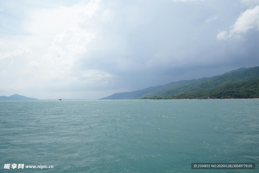 宁静湖景与远处山峦
