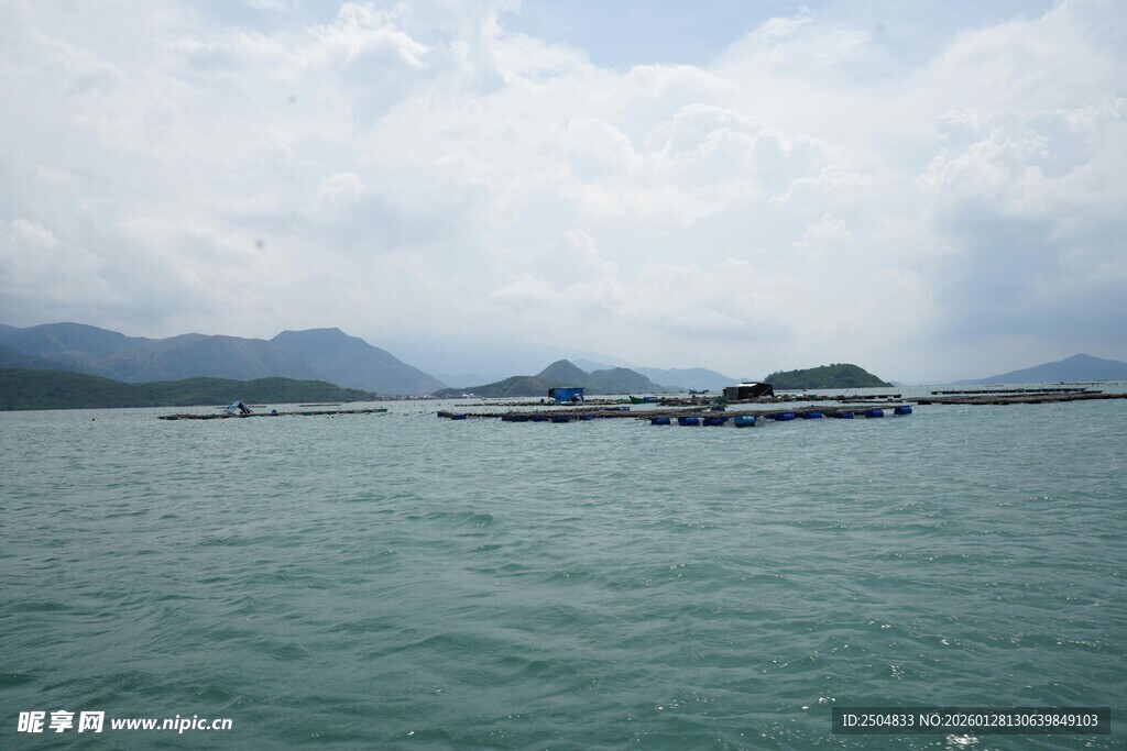 海上船只与远处山峦景观