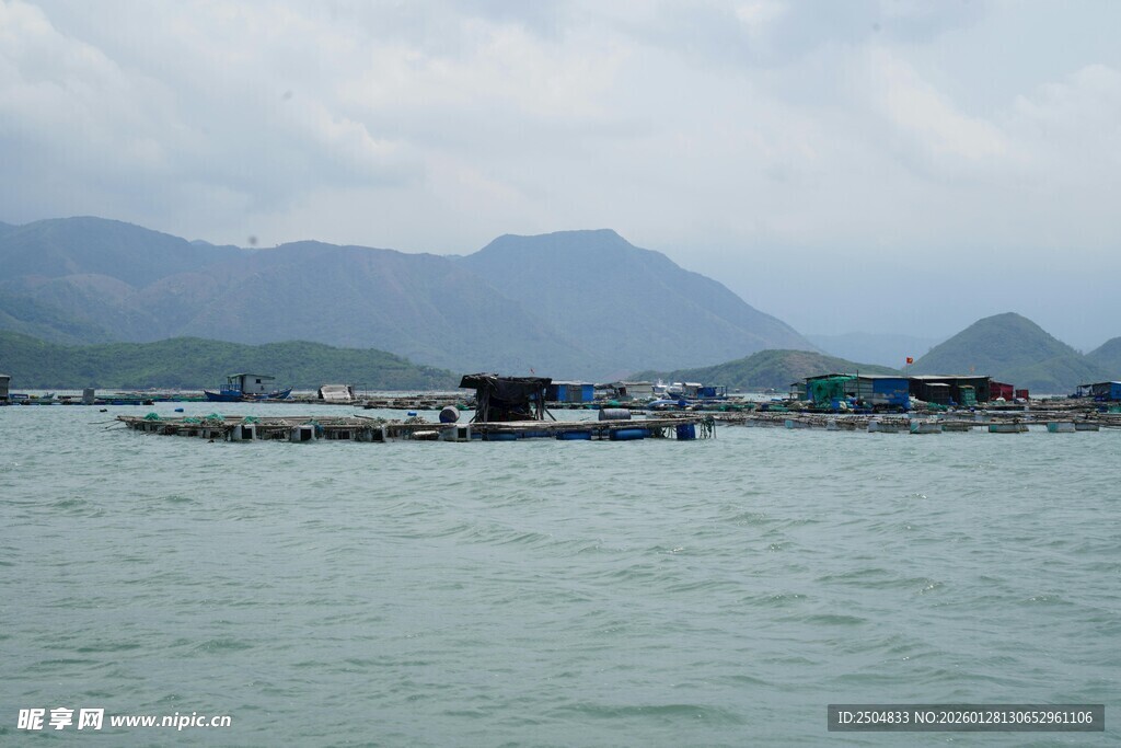 水上船屋 远山云雾缭绕