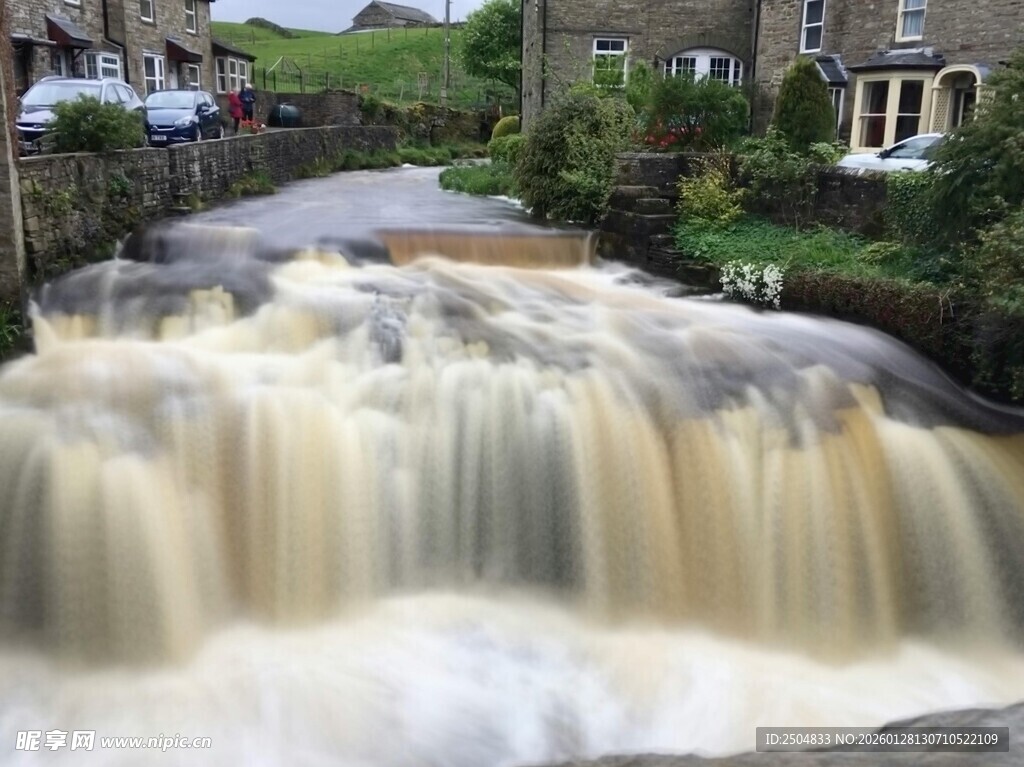 山间湍急小瀑布景观