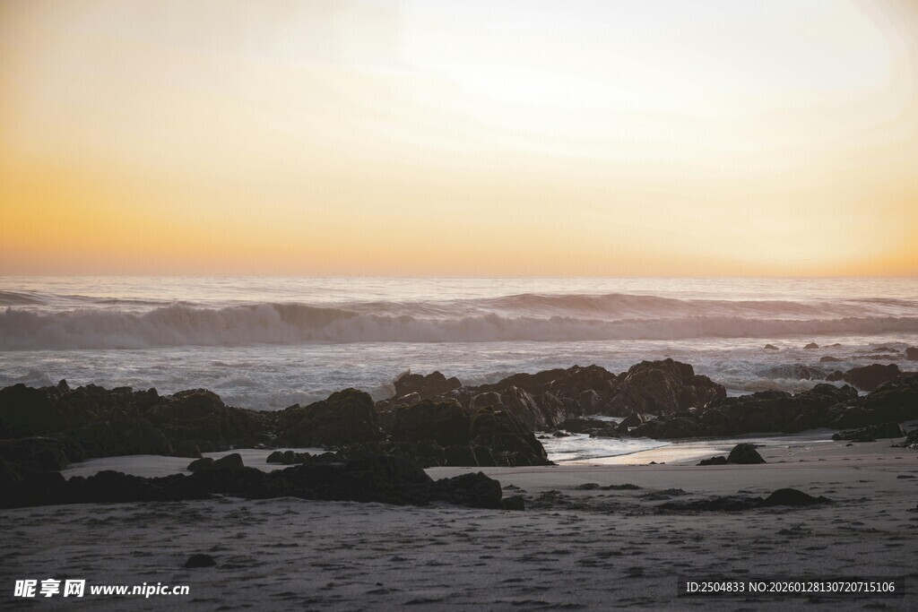 日落时分的海边礁石景观