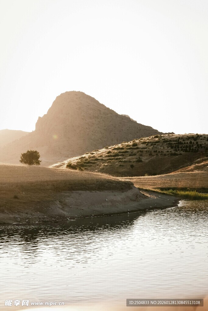 湖畔山峦 晨光中的静谧美景