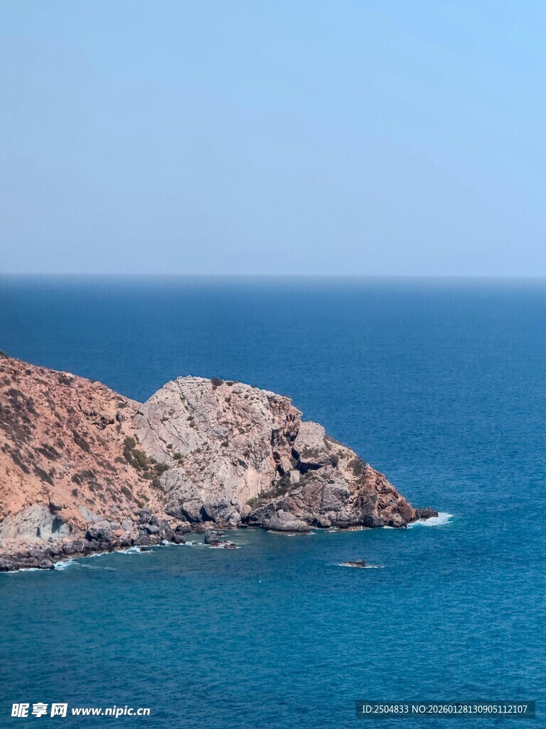 海边嶙峋岩石与湛蓝海水