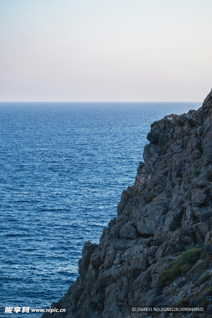 悬崖边的辽阔海景