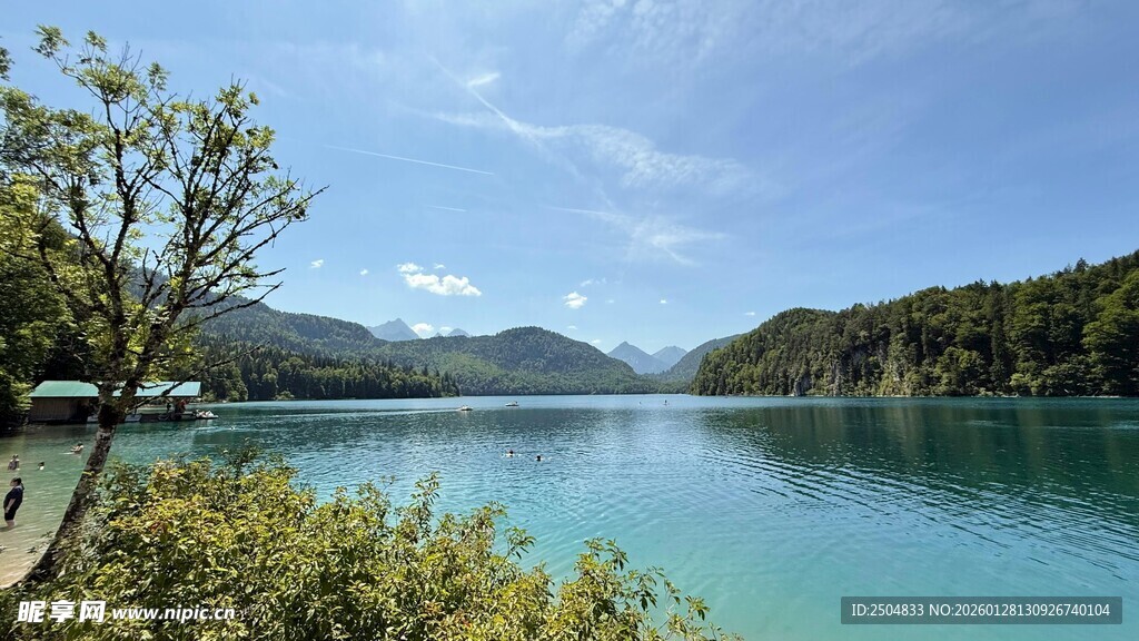秀丽湖景 青山碧水蓝天