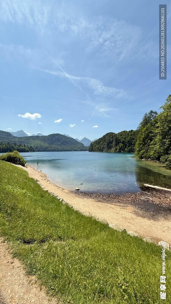 湖畔小径 自然风光如画