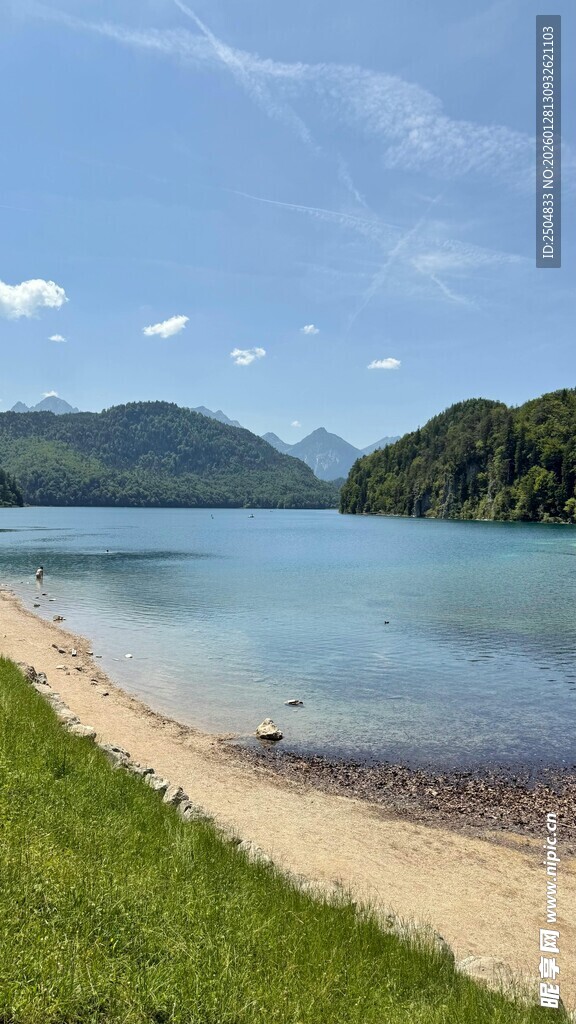 湖畔美景 草地沙滩与远山