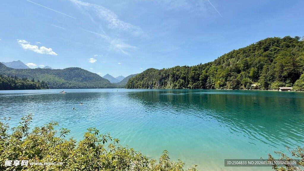 美丽的湖畔风光