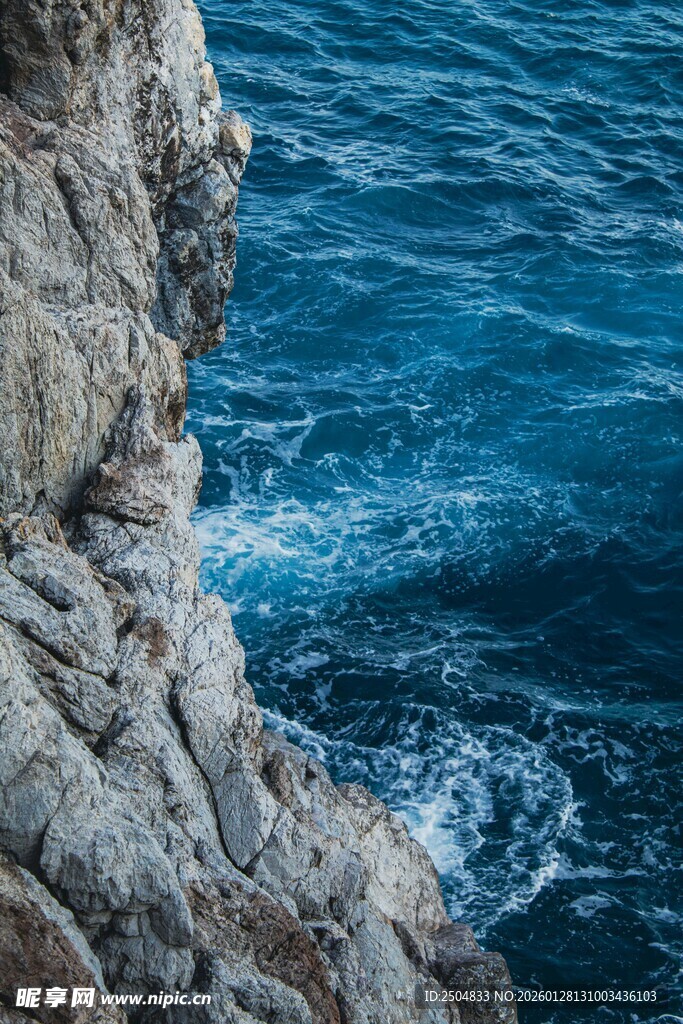 海边嶙峋岩石与蓝色海水